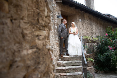 Papa et la mariée devant le château de Malcesine