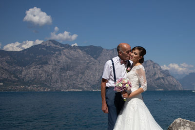 Stunning background for a stunning bride in Malcesine