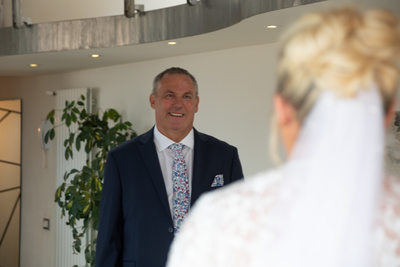 Emotional daddy sees bride for the first time 