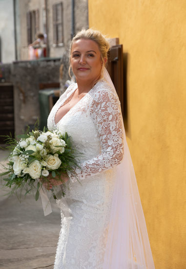Beautiful bridal bouquet on Lake Garda in Malcesine