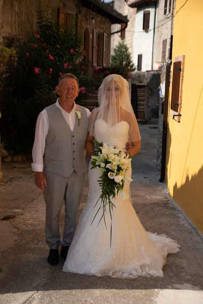 Il papà accompagna la sposa al castello di Malcesine