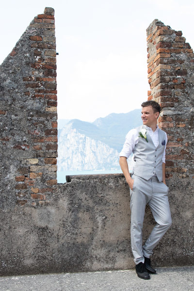 Lo sposo fa il modello sulla terrazza sul Lago di Garda