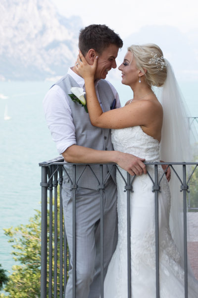 Sposi complici con lo sfondo del Lago di Garda
