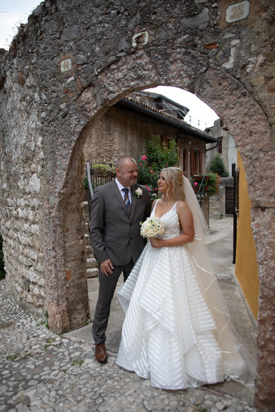 Papa regarde la mariée devant le château de Malcesine