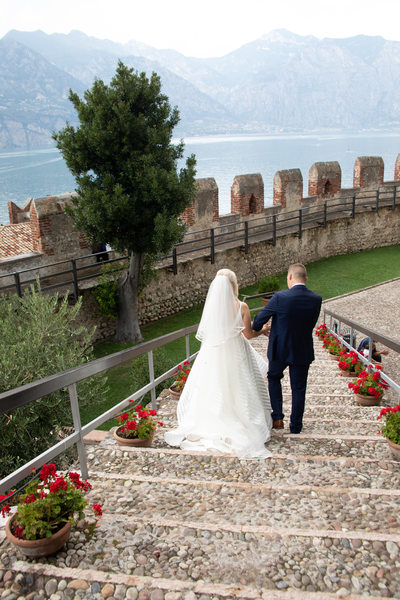 Sposi sulla scalinata del Castello di Malcesine