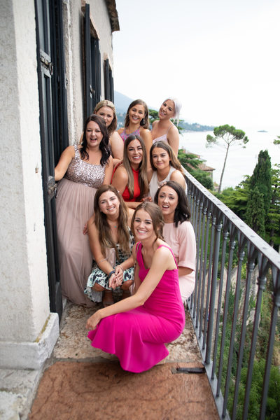 Amiche della sposa sul balcone al Castello di Malcesine