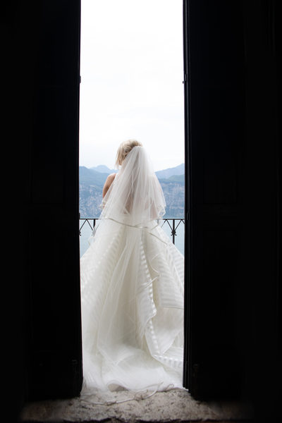 La sposa, il Lago di Garda e il Castello di Malcesine