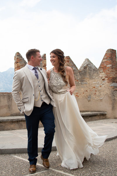 Sposi felici sulla terrazza del castello di Malcesine.