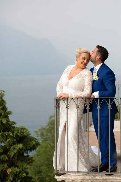 Kissed by the groom and the sun in Malcesine 