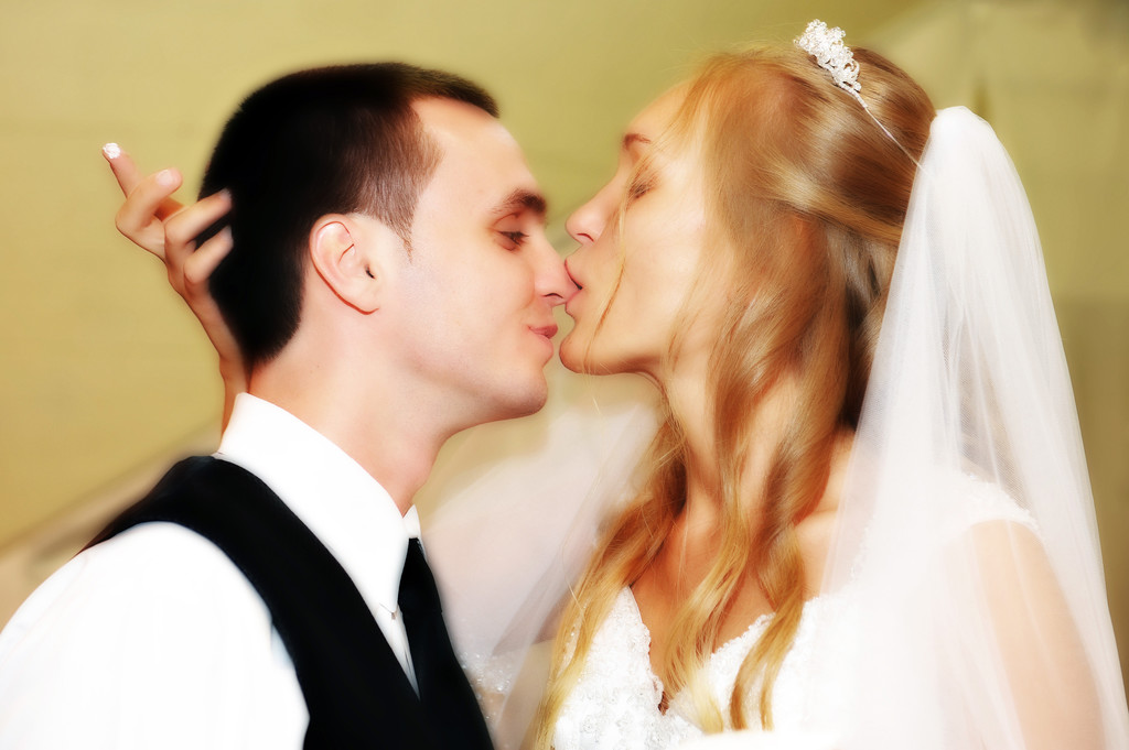 Russian-Wedding-Photographer-Atlanta-Cake-Moment