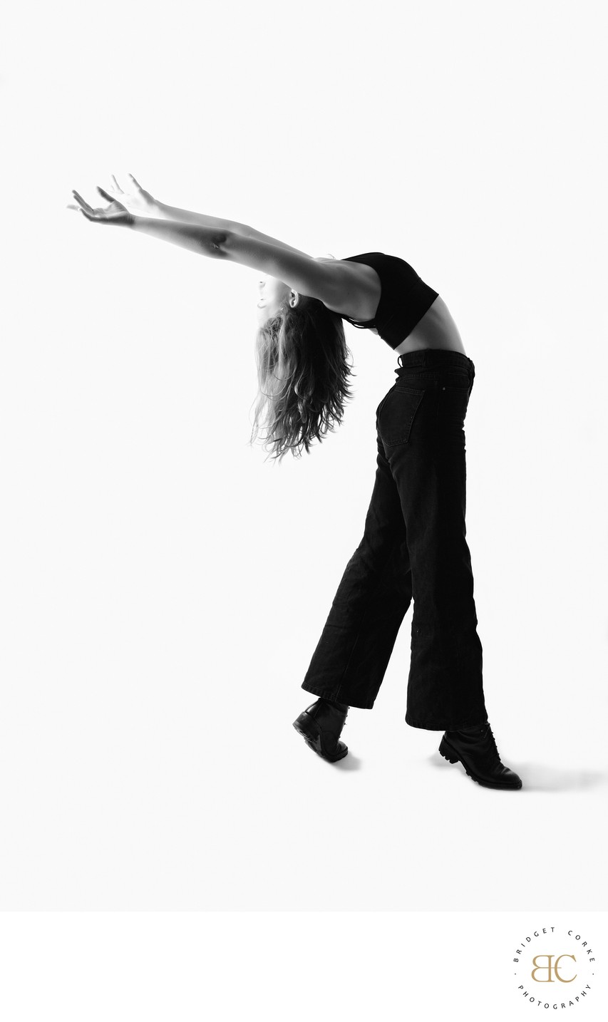 Contemporary Dance: Outstretched Elegance