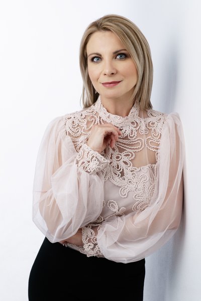 Award-Winning Portrait of an Elegant Woman in Lace