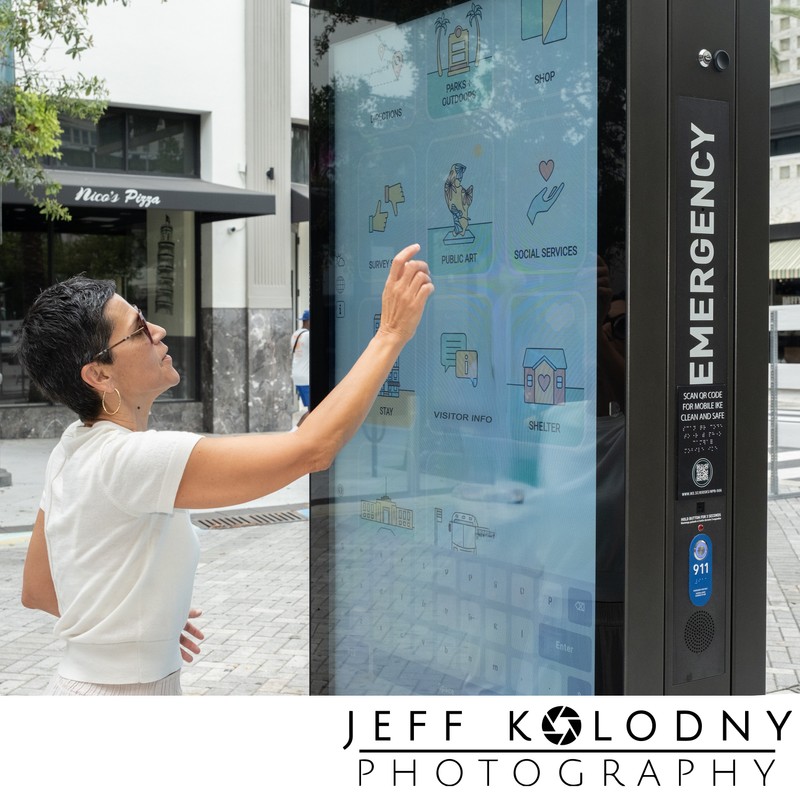 The ike SMART CITY kiosk in use.