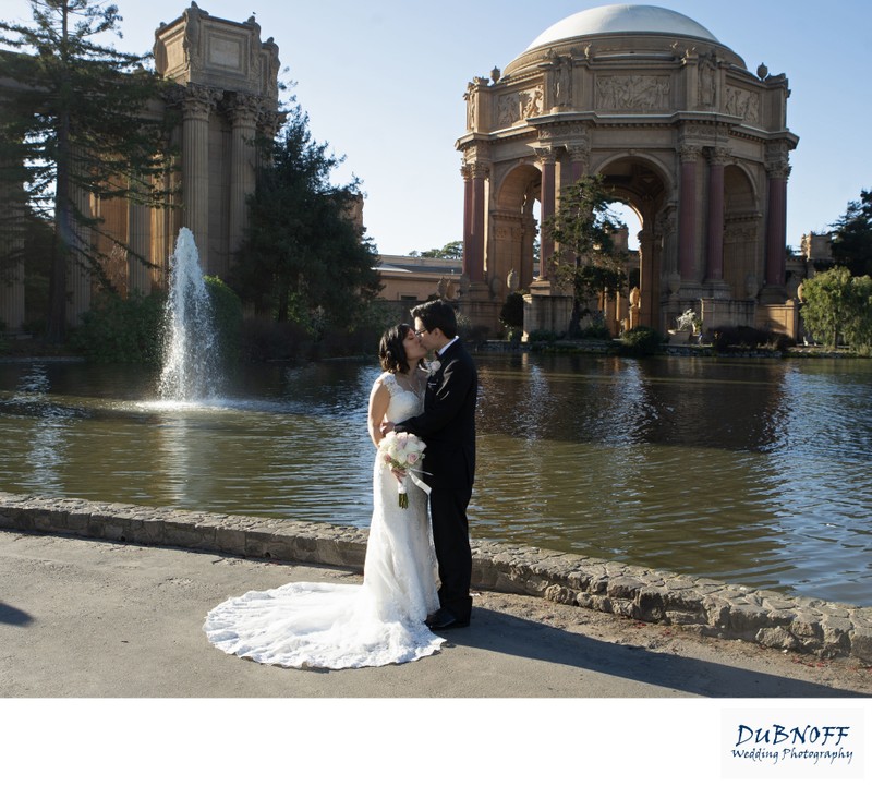 San Francisco Newlyweds pose in front of the Palace of Fine Arts