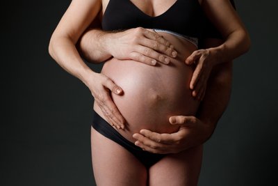 Stunning Belly Maternity Photo Shoot Idea