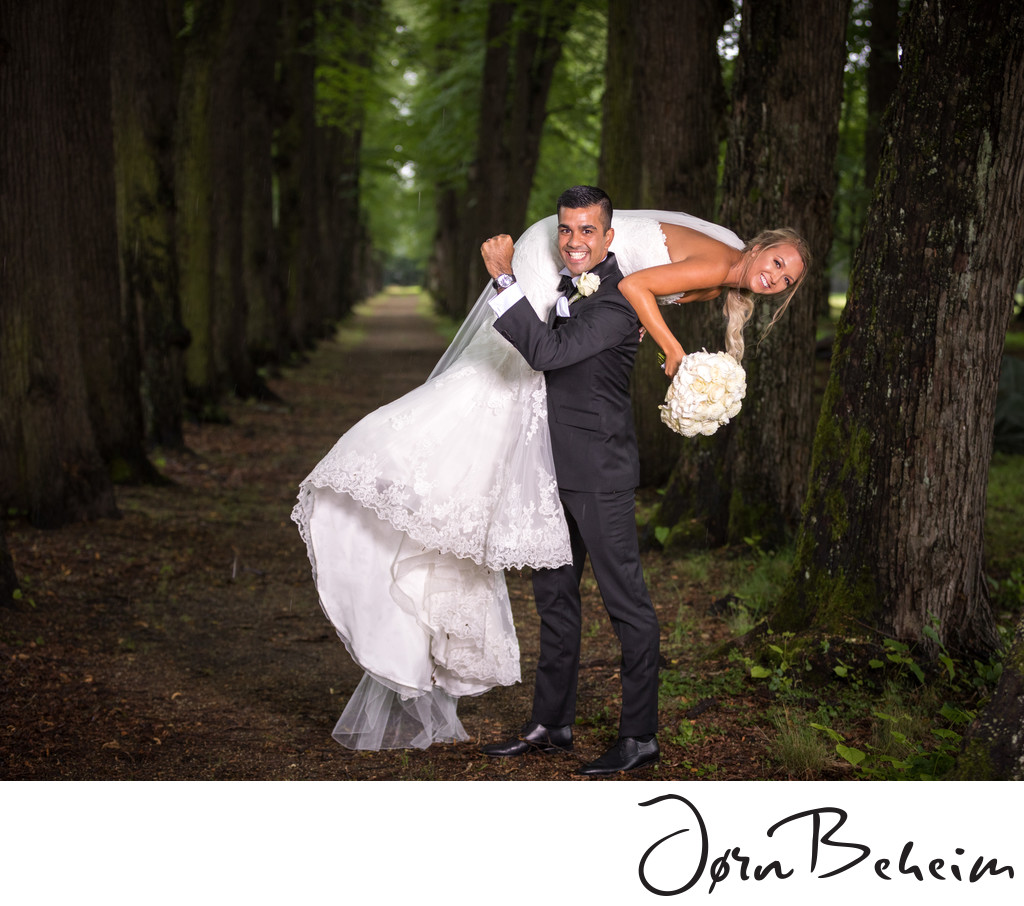 Bruden blir løftet, på Gulskogen gård i Drammen