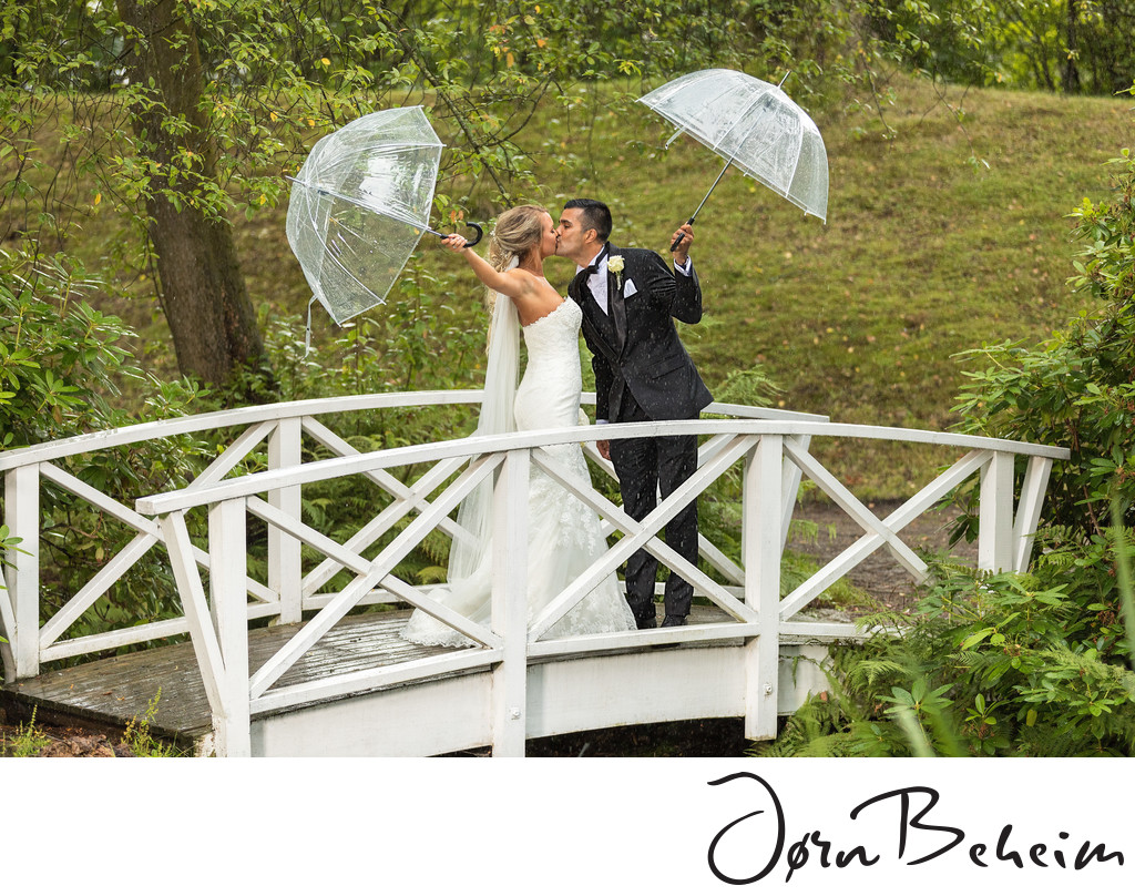 Bryllupsfotografering i regn, bryllupsfotograf