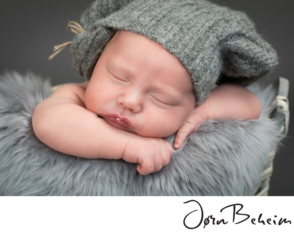 Babybilder med lue - fotograf Jørn Beheim tar bildene
