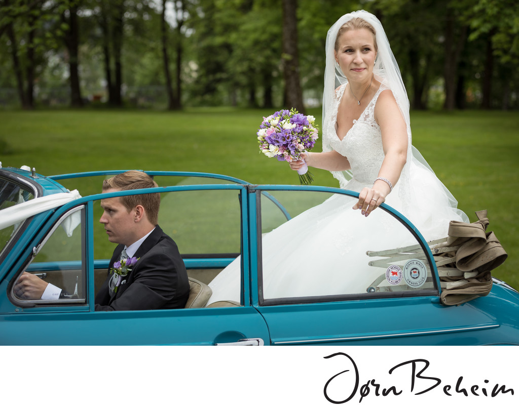 Bryllupsbilder i stilig cabriolet, oldstyle