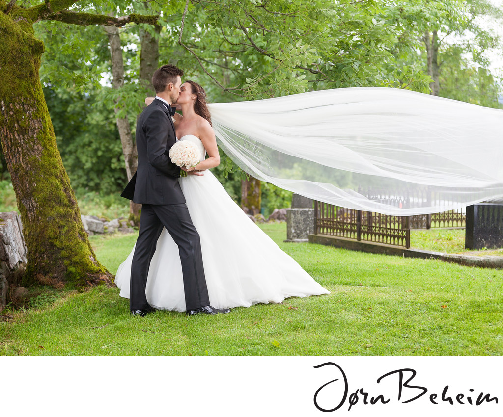 Vind i sløret i bryllupet - se fotograf Jørn Beheim