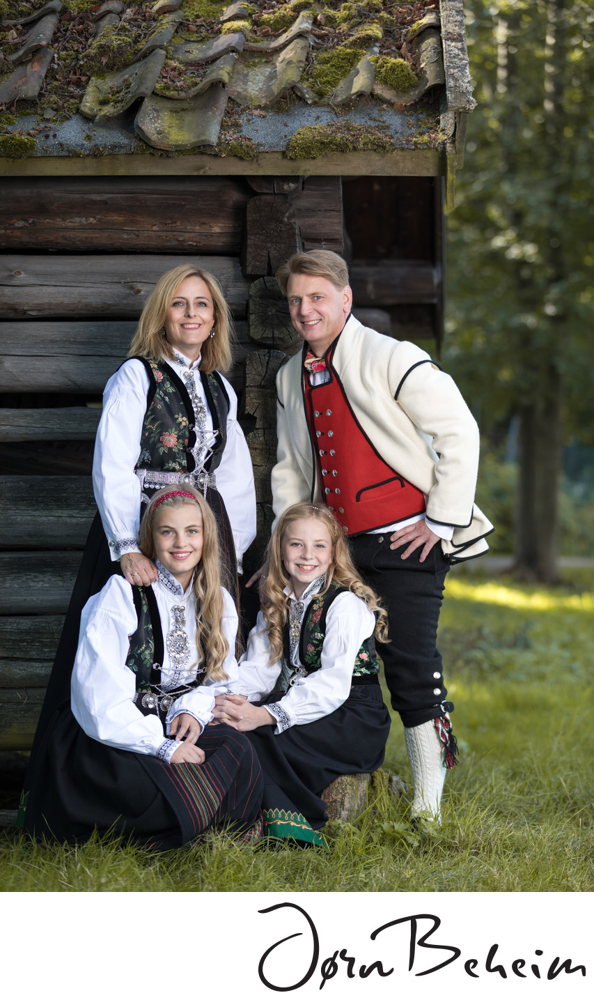 Fotograf familiebilder i Drammen, familie i full bunad