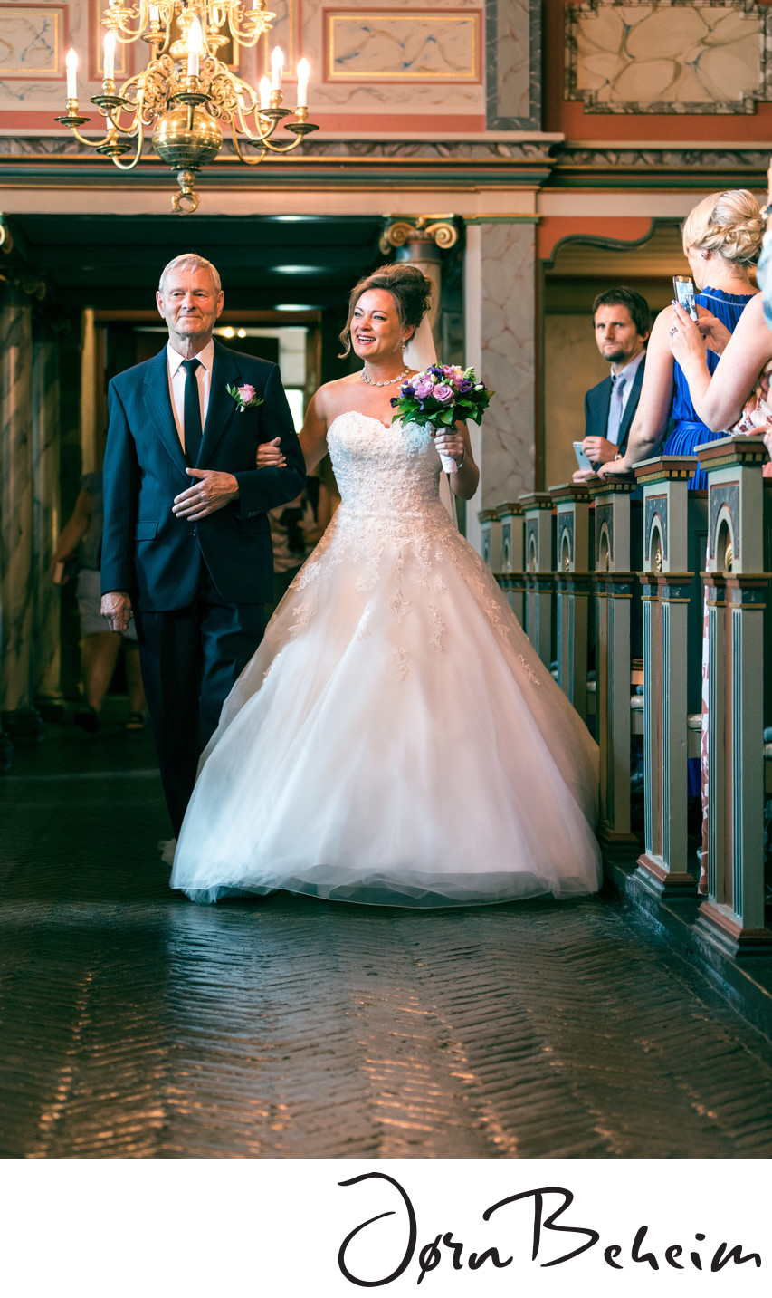 Fotograf i Borre kirke, se flere bilder fra bryllupet