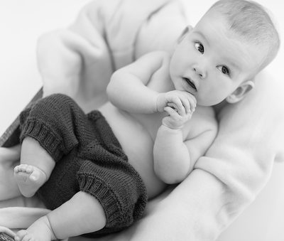 Baby med en bønn - se studiofotograf Jørn Beheim