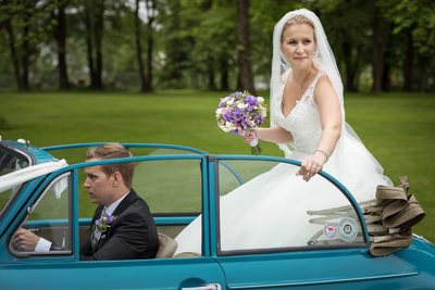 Bryllupsbilder i stilig cabriolet, oldstyle