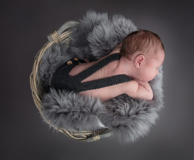 Fotografering av nyfødt i kurv