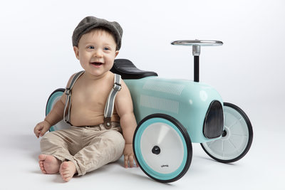 Babybilder med stilig bil i studio, fotograf i Drammen