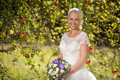 Lyse bryllupsbilder med sol og farger