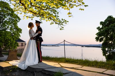 Bryllupsfoto i solnedgang på Akershus festning