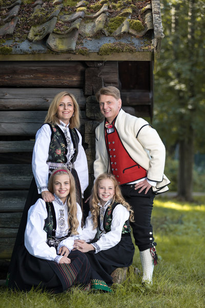Fotograf familiebilder i Drammen, familie i full bunad