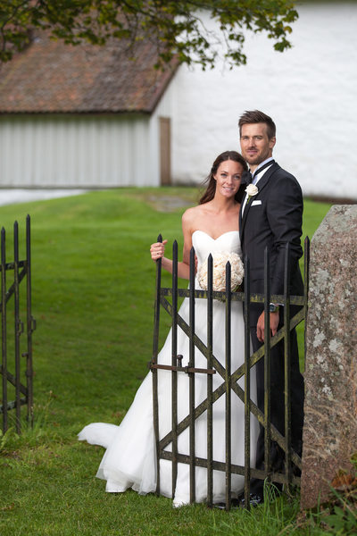 Bryllupsbilder ved porten- se bryllupsfotograf Beheim