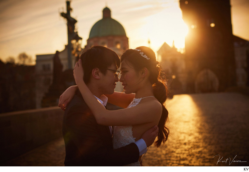 beautiful sunrise moment - Prague pre-wedding photos