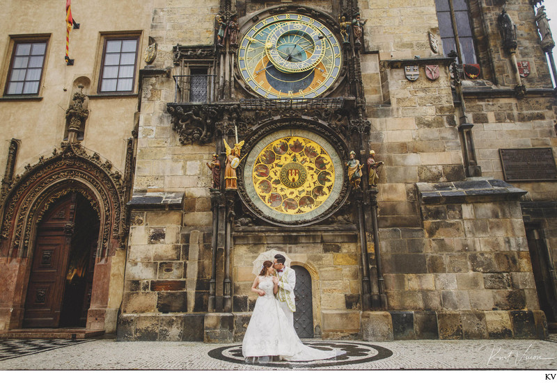 lovers under the Astronomical Clock in the rain Prague