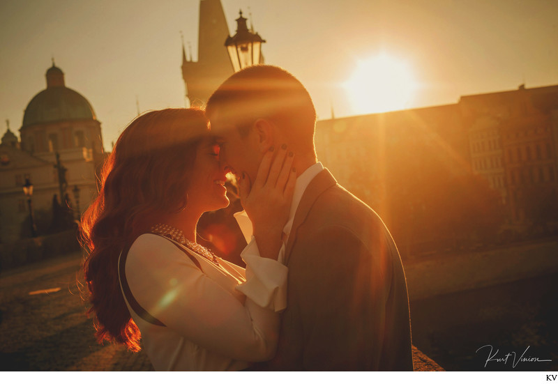 Golden Light intimate Kiss - anniversary photos Prague