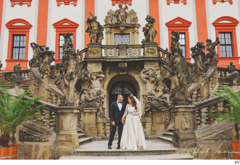 the very sexy wedding couple at the Troja Chateau