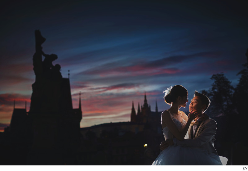 elegantly dressed couple experiencing romantic Prague
