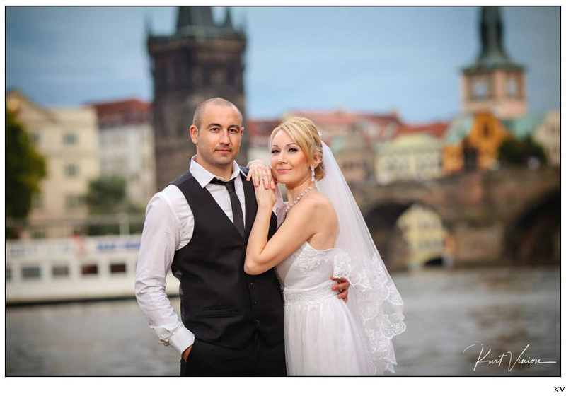 Israeli wedded couple near the Charles Bridge