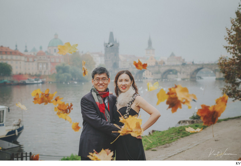 Mother & father with Autumn leaves Prague