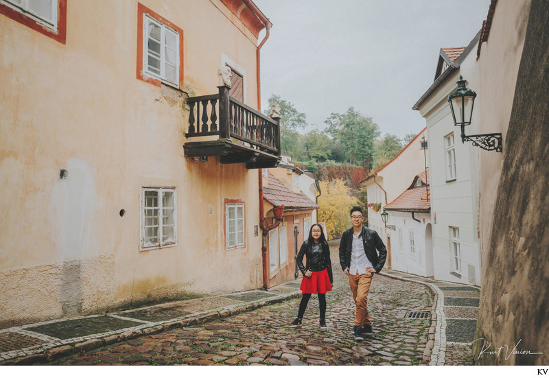 brother & sister posing in Novy Svet