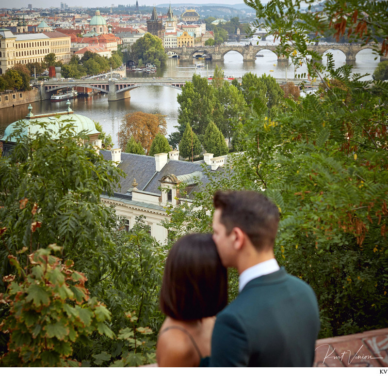 Prague marriage proposal: kiss at overlook