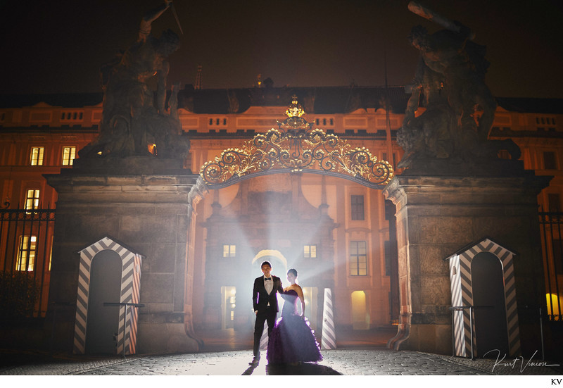 Artistic pre weddings photos: couple at Prague Castle