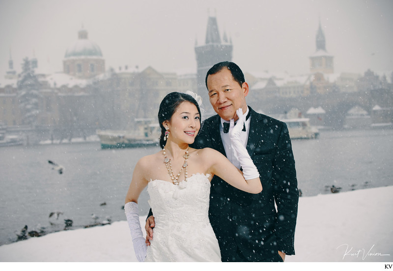  luxury winter time pre-wedding photos Prague