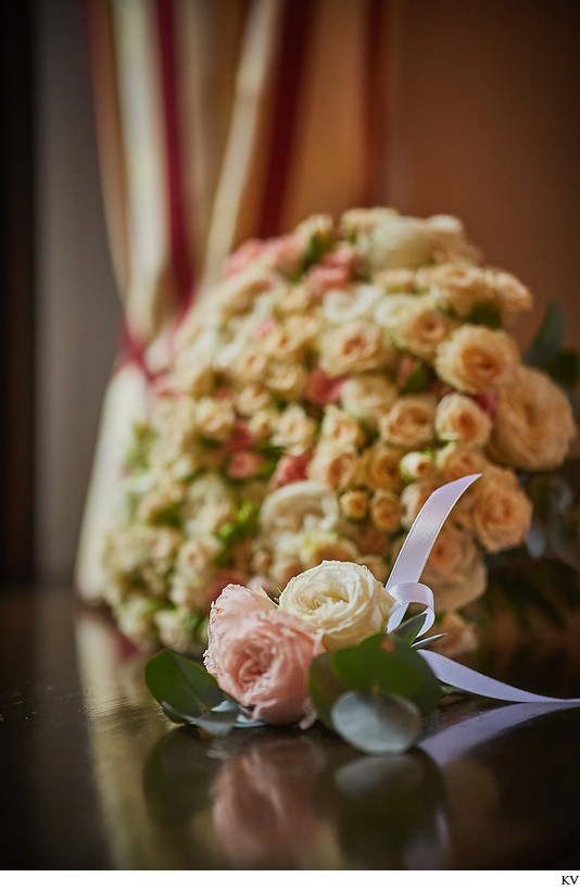 The grooms boutonniere and brides bouquet