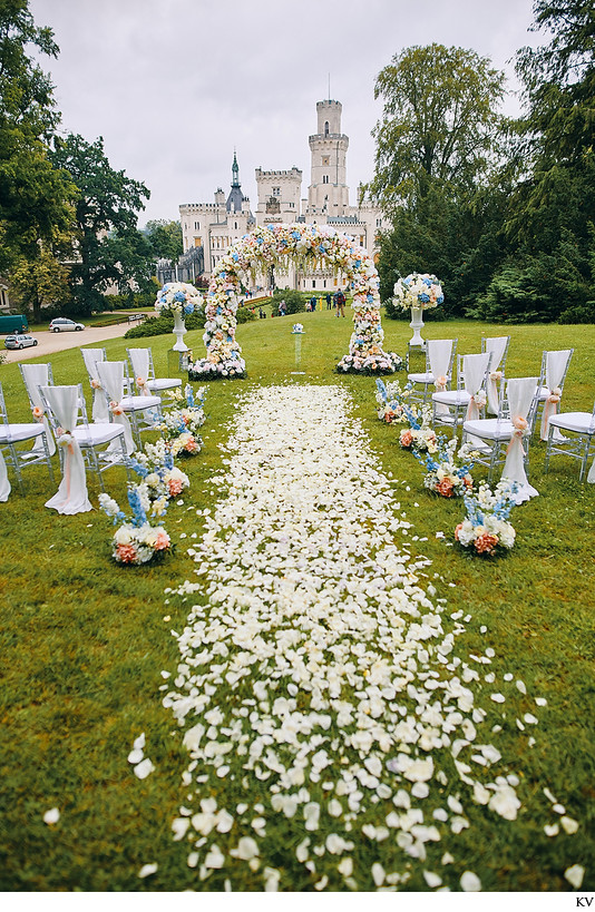 Hluboka nad Vltavou Castle wedding 100+ roses arch 