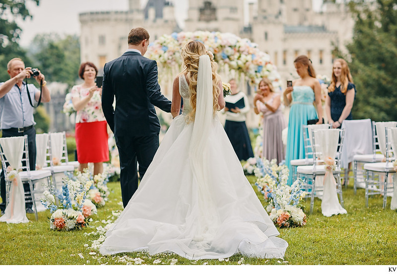 arrival bride  groom