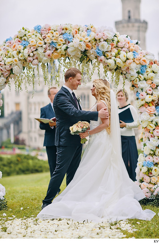 Anna & Sergio under the floral arch