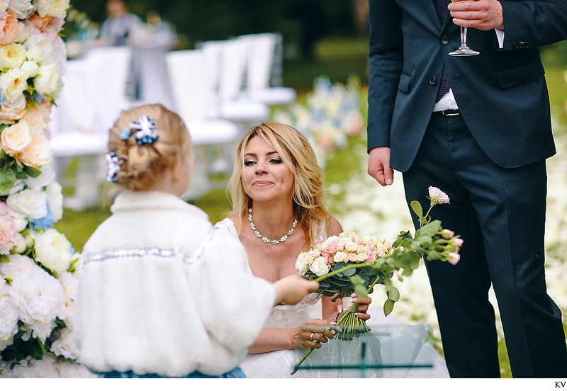 A kiss for her niece